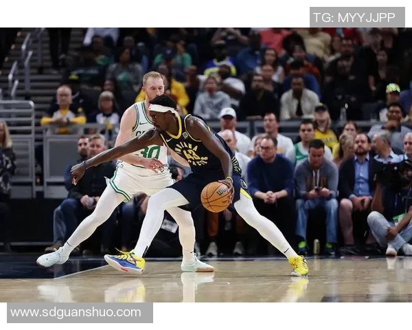 格兰特边线发球转身后仰三分绝平三不沾瞬间引爆全场